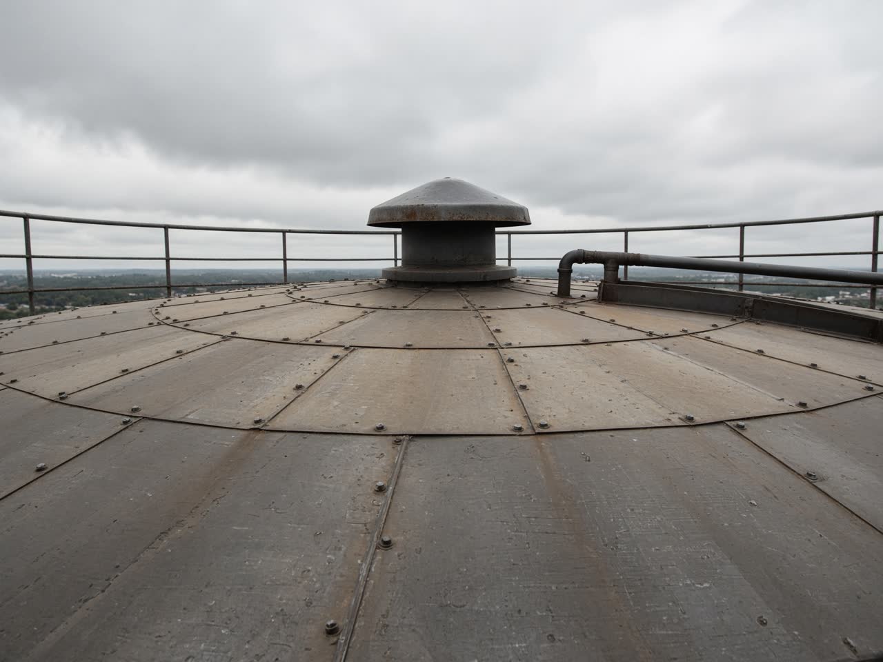 Tank roof and vent